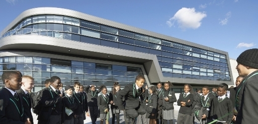 Autorkou vítězné školní budovy (na snímku) je Zaha Hadidová.