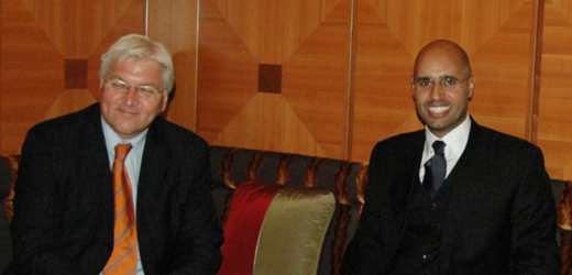 Tehdejší sociálnědemokratický vicekancléř a ministr zahraničí Frank-Walter Steinmeier v roce 2007 během setkání se Sajfem Islámem, starším bratrem zlobivého Sajfa Araba. 