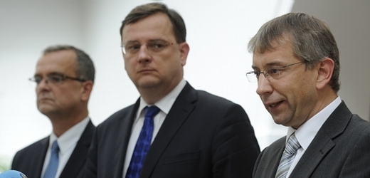 Miroslav Kalousek (vlevo) a Jaromír Drábek (vpravo) si chtějí pořídit státní dluhopisy. 