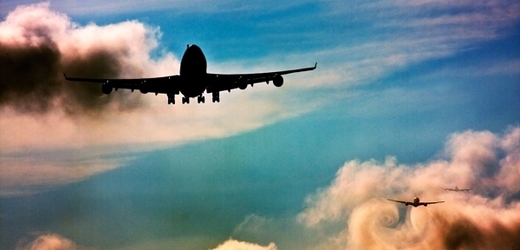 Turbulence mohou ohrozit pasažéry na palubě letadel (ilustrační foto).