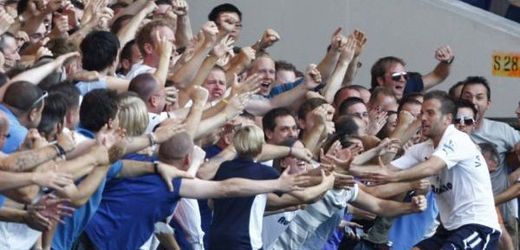 Van der Vaart slaví gól s fanoušky Tottenhamu. 
