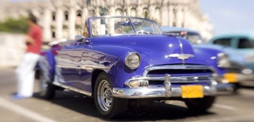 Americká "kára" slouží jako taxi v Havaně.