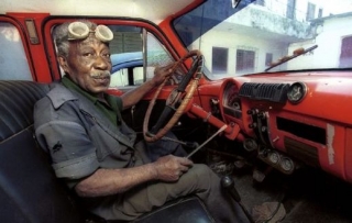 Zlaté kubánské ručičky drží desítky let stará americká auta stále při životě.