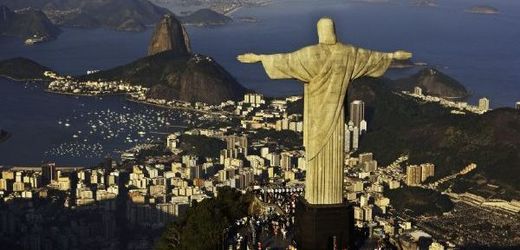 Kristus, který se tyčí nad Rio de Janeirem, měří 30 metrů.
