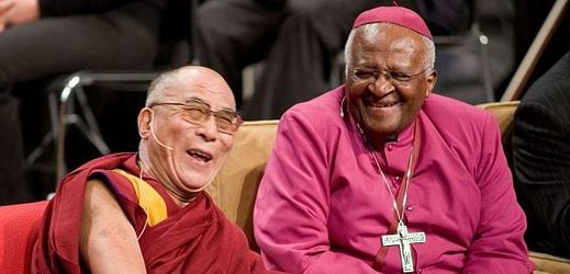 Dalajlama se s Desmondem Tutu vídá docela často. Na jeho osmdesátinách ale nebude.