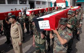 Syrská armáda pohřbívá své vojáky zabité údajně rebely.