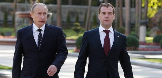 Kontinuita. Putin (vlevo) a Medveděv si přehazují funkce.