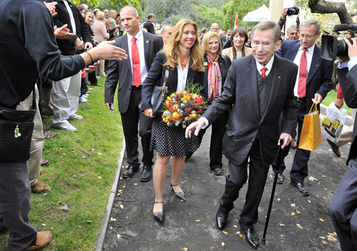 Václav Havel si sice při chůzi ještě pomáhá hůlkou, kterou nosí po nedávno prodělaných zdravotních potížích, na slavnostní událost ale přišel v dobré náladě.