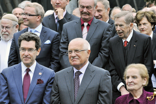 Zleva velvyslanec Norman Eisen, prezident Václav Klaus a Madeleine Albrightová.