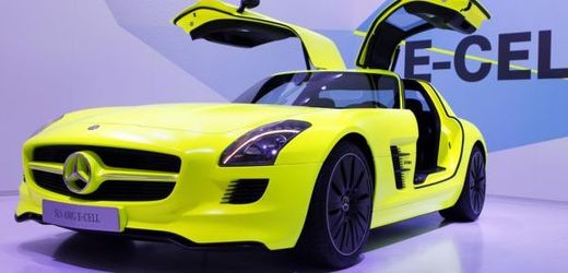 Jeden ze dvou exemplářů Mercedesu SLS AMG E-CELL bude vystavený v Praze.