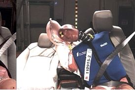 Simulace bočního nárazu a centrální airbag v akci.