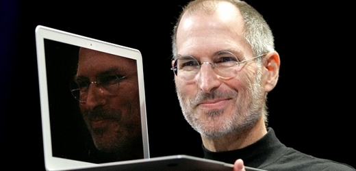 Steve Jobs a jedna z jeho dokonalých "hraček" - MacBook.