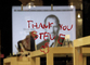 Vzkaz zesnulému Jobsovi na výloze jedné z prodejen produktů Apple v kalifornské Santa Monice 5. října. (Foto: ČTK/AP)