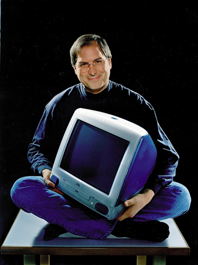 Devatenáctého února 1999. Steve Jobs s počítačem iMac, který se stal nejprodávanějším na tehdejším trhu. Mašinka byla k dostání v pěti barvách inspirovaných ovocem včetně borůvkové a jahodové. (Foto: profimedia.cz)
