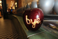 V kalifornské Pasadeně nechal 5. října jeden ze zákazníků za oknem prodejny s produkty Apple jablko s vykrojeným nápisem Bye (Sbohem) jako poslední vzkaz zesnulému Jobsovi. (Foto: profimedia.cz)