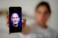 Jeden z německých zákazníků ukazuje snímek zesnulého Jobse na svém iPhonu 4. (Foto: profimedia.cz)