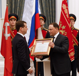 Prezident Dmitrij Medveděv letos v únoru předal starostovi Igoru Puškarjovovi certifikát prohlašující Vladivostok "městem vojenské slávy".