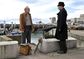 Le Havre. Postava spisovatele Marcela Marxe (z filmu Bohémský život z roku 1992) se ve městě Le Havre živí jako čistič bot. 