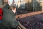 Prosinec 1989: Václav Havel mává davům na Václavském náměstí. O dva týdny později se stal prvním porevolučním prezidentem.  (Foto: Lubomír Kotek)