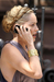 Také populární herečka Sharon Stoneová byla přistižena s iPhonem na uchu.