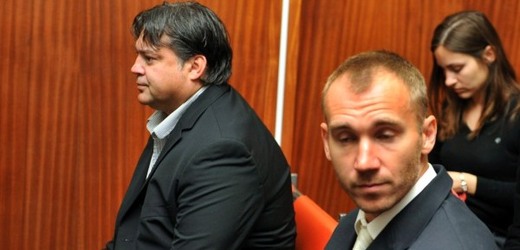 Olomoucký brankář Petr Drobisz (vpravo) a předseda představenstva Bohemians Praha Karel Kapr před zahájením jednání soudu.