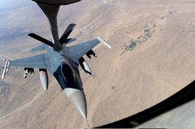Americký letoun F-16 tankuje ve vzduchu nad Afghánistánem.