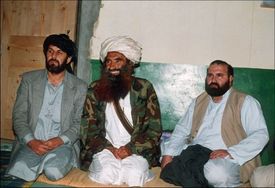 Hakkání senior (uprostřed) na snímku z roku 1991 v Pákistánu.