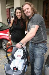 Pepa Vojtek s Libuškou a novorozeným Matyášem při cestě z porodnice.