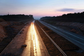 Staví se i v noci. Rozestavěná dálnice k moři  na svém začátku nedaleko Bohumína u obce Gorzyczky.