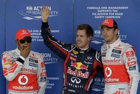 Posledním, kdo může Sebastiana Vettela ohrozit, je Jenson Button (vpravo).