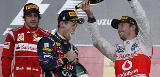 Sebastian Vettel (uprostřed) v proudu šampaňského. Mistrovský titul už mu nikdo nevezme.