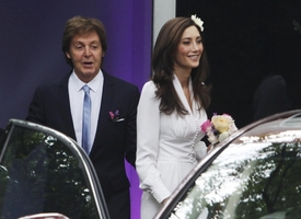 Paul McCartney se oženil s Nancy Shevellovou.