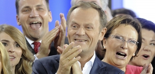 Donald Tusk (uprostřed) se raduje z oznámení předběžných výsledků voleb.