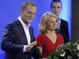 Premiér Tusk se svou manželkou během projevu po zveřejnění předběžných výsledků.
