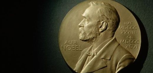 Letošní Nobelovu cenu za ekonomii získali američtí ekonomové Thomas Sargent a Christopher Sims za empirický výzkum příčin a důsledků v makroekonomice.