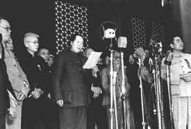 Mao Ce-tung vyhlašuje ČLR roku 1949 v Pekingu.