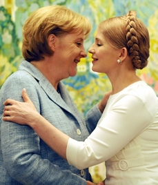 Evropa stojí při Tymošenkové. Kancléřka Merkelová se v roce 2008 vítá s tehdejší ukrajinskou premiérkou.