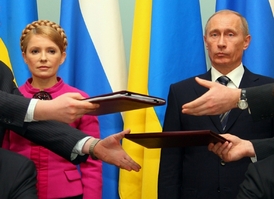 Tymošenková z dohody s Putinem (vpravo) radost neměla, ale snažila se odvrátit plynovou krizi.