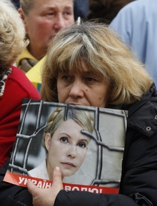 Před soudní budovou se shromáždily stovky demonstrantů, kteří vyjadřují podporu Tymošenkové. 