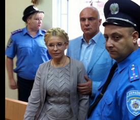 Justiční stráž vyvádí Tymošenkovou ze soudní síně.