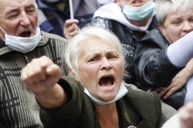Před soudní budovou se shromáždily stovky demonstrantů, kteří vyjadřují podporu Tymošenkové.