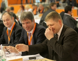 Robert Fico (vpravo) je pravidelným hostem sjezdů ČSSD.