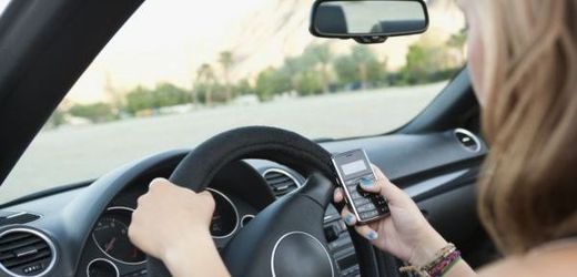 Podle Francouzů ženy řídí bezpečněji. Ovšem nesmějí telefonovat.