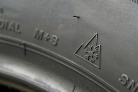 Symbol označující zimní pneumatiku.