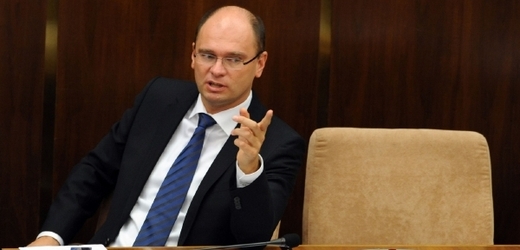 Richard Sulík býval poradcem českého politika Vlastimila Tlustého, který coby vládní poslanec rovněž položil kabinet pravého středu.