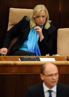 Premiérka Radičová zjevně nechce věřit svým očím, že by koaliční partner potopil vládu.