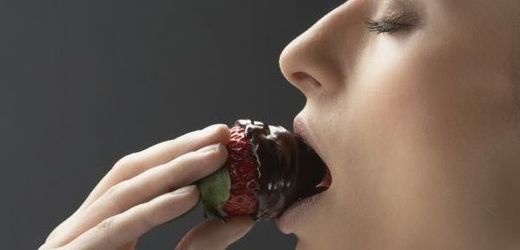 Tmavá čokoláda je podle odborníků "zdravější" než mléčná. Obsahuje méně cukru.