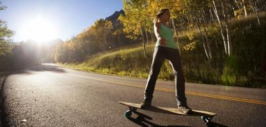 Longboard se hodí i k podzimu. Přináší adrenalin i relax.