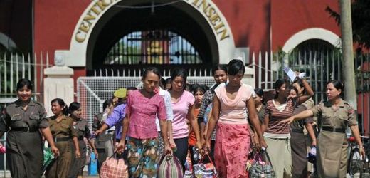 Vězenkyně opouštějí rangúnskou věznici. Další budou záhy následovat.