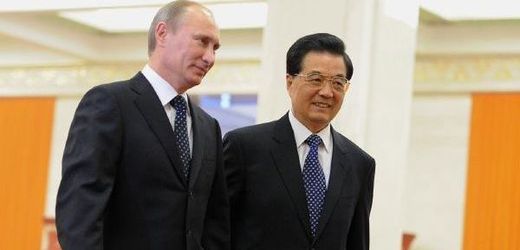 Ruský "znovuskoroprezident" a čínský prezident v Pekingu.